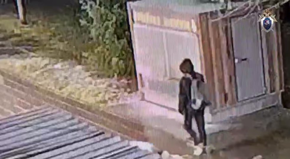 Челябинца отдали под суд за удары по мемориалу ветеранам Великой Отечественной В Челябинске отдали под суд 19-летнего парня, который по пьяни испортил стенд с фотографиями ветеранов Великой Отечественной войны. За повреждение мемориала ему грозит до пяти лет лишения свободы. — Следствием собрана достаточная доказательственная база, — прокомментировали в СК. — Окончательно ему предъявлено обвинение по пункту «б» части 2 статьи 243.4 УК РФ. Вечером 11 апреля подвыпивший молодой человек во время прогулки в парке «Металлург» несколько раз ударил по «Стене Памяти» с фотографиями фронтовиков, расположенной на одной из аллей. В результате полотно порвалось. Но уйти от наказания ему не удалось: этот момент засняли камеры. Следователи установили, что челябинец делал это умышленно и из явного неуважения к участникам Великой Отечественной войны. Теперь ему светит штраф от 2 до 5 миллионов рублей, либо колония. Голосовать за канал