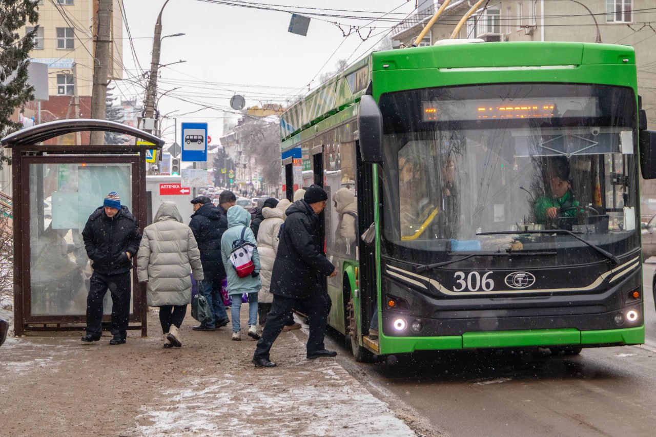 Курская область   Смена подрядчика и штрафные санкции Минтранс ужесточил требования к работе перевозчиков С середины января ЦУР фиксирует рост количества обращений по вопросам работы общественного транспорта В среднем специалисты обрабатывают около 200 сигналов в неделю Среди жалоб несоблюдение интервалов движения холодный салон и скользкий пол   В региональном Минтрансе приняли комплексные решения для борьбы с нарушениями Из за аномальных холодов участились поломки систем отопления и электроники в общественном транспорте ремонтные бригады перевозчиков перевели в круглосуточный режим работы К диагностике привлекли специалистов заводов изготовителей В январе в автобусах заменено 120 отопителей еще 50 за последние три дня На линию вернули 5 электробусов и 6 троллейбусов Министерство оказывает перевозчикам необходимое содействие при этом жестко контролирует исполнение обязательств По итогам месяца невыполненные рейсы не оплачиваются а за нарушения условий контрактов к перевозчикам применяются штрафные санкции Из за регулярных сбоев в графике движения принято решение о смене подрядчика на маршруте 75 Новый перевозчик начнет работу 16 февраля Контролеры Центра транспортных услуг ежедневно проверяют температуру в салонах По всем подтвержденным случаям нарушений на перевозчиков наложены штрафы В период аномальных холодов перевозчикам рекомендовано обрабатывать скользкий пол реагентами Это уже привело к уменьшению количества обращений Считаем что перевозчики принимают меры недостаточно оперативно Сейчас ведем подсчет выполненной работы за январь С учетом массовых нарушений в работе транспорта санкции к перевозчикам нарушителям будут жесткими и составят не один десяток миллионов рублей сообщил министр транспорта и автодорог региона Александр Замараев Подписывайтесь на ЦУР Official в MAX