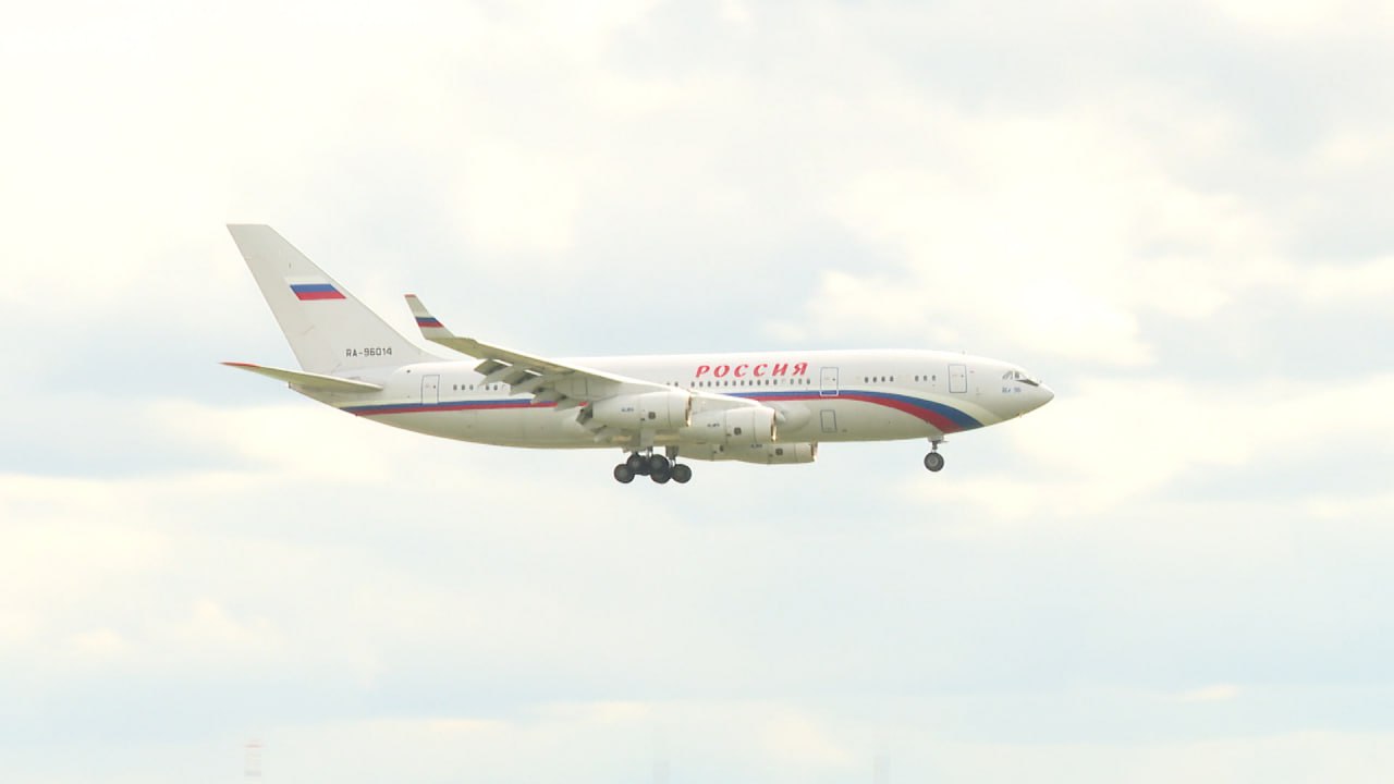 ФАС выдала предупреждения операторам аэропорта Сталинград за установку платного тарифа Организации взимали дополнительную плату за использование платформы при регистрации на рейс Сотрудники ФАС России Генпрокуратуры РФ и Минтранса выявили нарушения в 12 крупнейших аэропортах в том числе в волгоградском Расходы на регистрацию должны быть включены в базовый тариф как услуга обслуживания пассажиров однако главные операторы воздушных гаваней самостоятельно ввели еще один платный тариф и навязали невыгодные условия авиакомпаниям Подписаться Перейти на сайт MAX