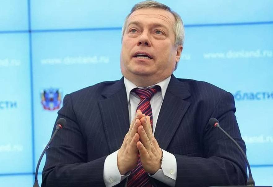 Следком требует снять неприкосновенность с Голубева — дело касается махинаций в донском Минтрансе. Экс-губернатор Ростовской области и нынешний сенатор Совета Федерации Василий Голубев может лишиться неприкосновенности. Глава Следственного комитета Александр Бастрыкин направил в Генпрокуратуру официальное требование с просьбой начать процедуру снятия статуса, пишет городская пресса. Повод — возможная причастность Голубева к коррупционным схемам, связанным с крупными закупками донского Минтранса, в том числе по проекту «Западная хорда». Ранее по этому делу уже арестовали бывшего министра транспорта региона Виталия Кушнарёва и экс-главу Минфина Лилию Федотову. У следствия есть документы и свидетельские показания, из-за которых Голубев может получить статус фигуранта. Генпрокуратура дважды направляла представления о снятии неприкосновенности в Совет Федерации, но оба раза сенаторы не дали согласие. Сейчас вопрос, по данным источников, рассматривается уже на уровне аппарата президента. Следственный комитет также инициировал законотворческое предложение, которое может упростить процедуру снятия иммунитета с сенаторов. Идея в том, чтобы исключить согласие Совфеда, если снятие требует прокуратура или следствие. Напомним, что Василий Голубев возглавлял Ростовскую область с 2010 по 2023 год. В отставку ушёл в ноябре прошлого года, сразу после запуска первого участка многомиллиардной автотрассы. После этого начались обыски, а материалы по проекту изъяли силовики. Согласны? Подписаться Связь с редакцией