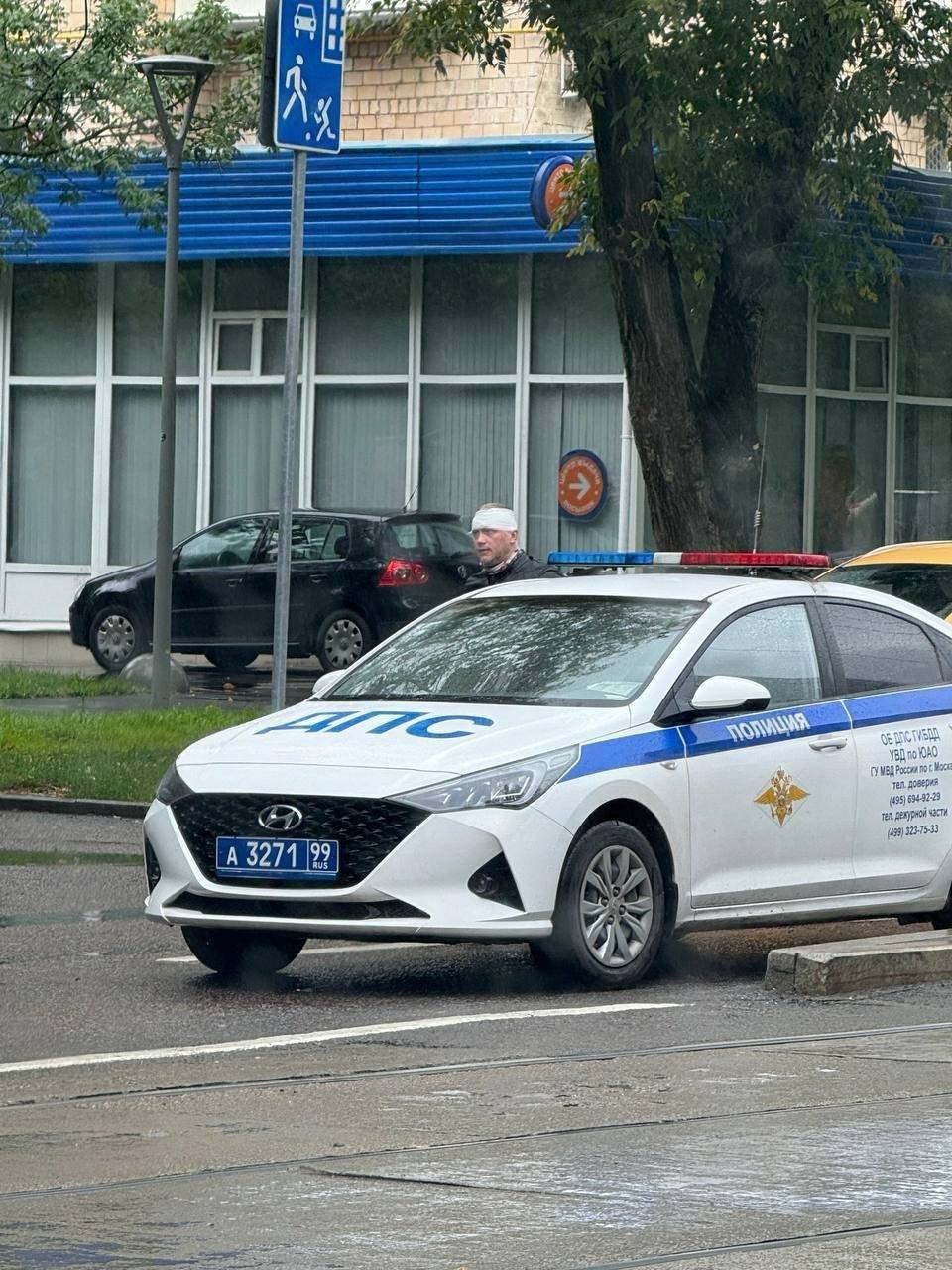 Муж королевы марафонов Елены Блиновской разбил таксисту зеркало на автомобиле водитель разбил ему нос и голову На Шаболовской улице в Москве муж инфоцыганки Елены Блиновской выезжал с парковки и врезался в авто таксиста разбив у машины зеркало Водитель не оценил такого подхода к вождению и вышел поговорить с Алексеем но вместо вызова наряда ГАИ случилась драка Блиновский в ходе потасовки получил по голове и по носу на кадрах он ходит с повязкой наложенной бригадой скорой помощи На месте также находятся сотрудники полиции В 2024 году его задерживали в зоне проведения СВО за неявку к следователю но позднее отпустили   Подписывайся на Голос страны