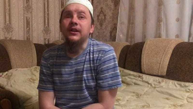 Российский суд в Красноярском крае освободил незрячего фигуранта «дела крымских мусульман» Александра Сизикова. Об этом сообщила жена другого осужденного РФ крымчанина Сейрана Салиева – Мумина Салиева. «С 2020 года он находился под домашним арестом, а в сентябре 2024-го был помещен в СИЗО. Теперь он на свободе. И это большая радость для нас», – написала она. Журналистка и правозащитница Лутфие Зудиева сообщила, что Сизиков сначала поедет из Красноярска в Сочи, а затем – в аннексированный Крым. В мае 2023 года Сизикова приговорили к 17 годам лишения свободы с отбыванием первых четырех лет в тюрьме. У Сизикова – полная слепота, которая входит в список препятствующих нахождению в заключении.