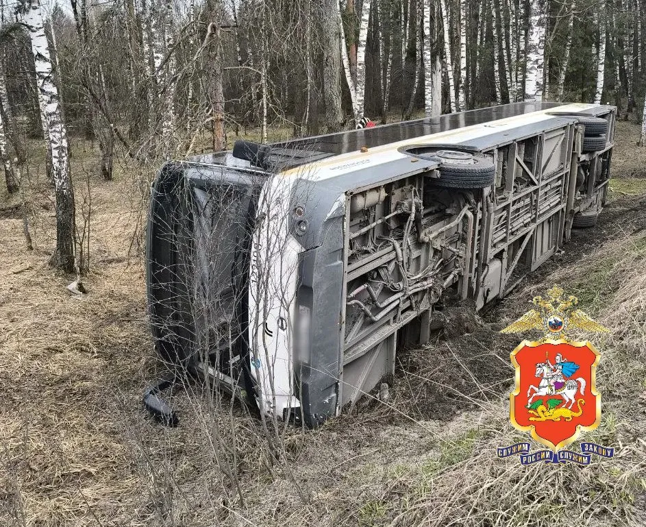 В Богородском округе рейсовый автобус улетел в кювет Авария произошла возле села Стромынь По предварительной информации водитель не справился с управлением На месте работают экстренные службы Информация о пострадавших уточняется  UPD Официальный комментарий Мострансавто Сегодня в 14 07 в городском округе Богородский произошло ДТП с автобусом маршрута 24 Автобус перевернулся В салоне автобуса упала женщина Госпитализирована с травмами средней степени тяжести На момент аварии в автобусе было 15 пассажиров Пассажиры АО Мострансавто могут получить страховку согласно Федеральному закону об обязательной гражданской ответственности перевозчика перед пассажирами от 14 06 2012 67 ФЗ Обстоятельства выясняются На месте работают сотрудники ГАИ Подпишись на интересные новости Мы в МАХ