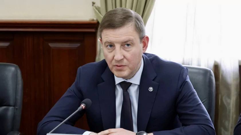 Глава Республики Алтай Андрей Турчак внес на рассмотрение Госсобрания и согласование с депутатами кандидатуры министров В своем телеграм-канале глава региона рассказал, что в качестве заместителей председателя правительства главой региона рекомендованы: и.о. министра финансов Ольга Завьялова; и.о. министра здравоохранения Дмитрий Хубезов; и.о. министра природных ресурсов и экологии Владислав Челтугаше; Турчак отметил, что в Республике Алтай повышают статус Минприроды региона. Это позволит эффективнее решать вопросы лесной отрасли и экологии и в рамках Республики, и на федеральном уровне. Также на согласование внесены следующие кандидатуры министров: Сергей Алымов - министр цифрового развития; Наталия Антарадонова - министр юстиции; Ольга Антарадонова - министр культуры; Сергей Боровиков - министр экономического развития; Артур Гущин - министр транспорта и дорожного хозяйства; Ольга Саврасова - министр образования и науки; Алексей Санаров - министр труда, социального развития и занятости населения; Александр Суразов - министр молодежной политики и спорта; Андрей Цыгулев - министр сельского хозяйства; Алексей Чакыров - министр строительства и жилищно-коммунального хозяйства. Фото: правительство Республики Алтай