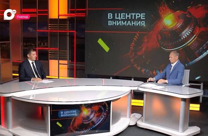 Владимир Малюшицкий: Продолжим штрафовать в Приморье бизнес за подбросы мусора Подброс отходов от коммерческих точек на контейнерные площадки жилых домов – одна из серьезных проблем в Приморском крае, и с ней продолжат бороться путём взимания штрафов с нерадивых бизнесменов. Это подтвердил заместитель Председателя Правительства региона Владимир Малюшицкий в эфире программы «В центре внимания» Общественного телевидения Приморья. По словам зампреда, наибольшие трудности с наведением порядка на контейнерных площадках вызывает «чужой» мусор в крупных городах, хотя такая проблема в целом актуальная для всего Приморья. «В основном, торговые точки, не имеющие своих площадок, подбрасывают мусор к контейнерам жилых домов, и делают это регулярно. Для отслеживания таких нарушений мы устанавливаем камеры наблюдения, затем административные комиссии должны выявить и наказать тех, кто это делает. Уже штрафуем, в частности, Артём, Спасск-Дальний, Владивосток, неплохо отрабатывает в данном направлении», – подчеркнул Владимир Малюшицкий. Он напомнил, что все торговые точки обязаны иметь свои места накопления отходов, заключив договор на вывоз мусора с Приморским экологическим оператором. На сегодня уже за подобные нарушения, связанные с подбросом ТКО, сумма штрафов превысила десятки миллионов рублей.