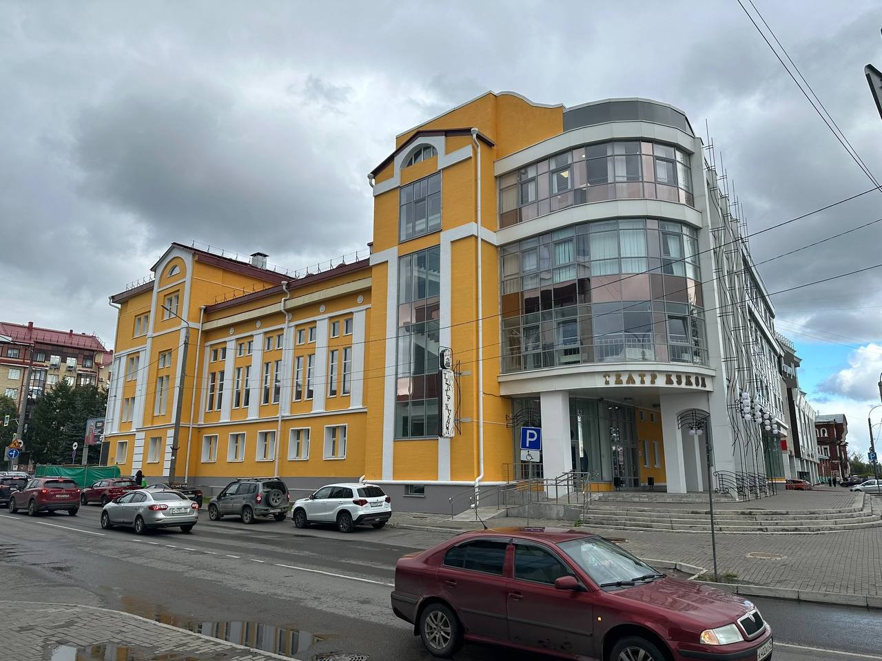 Архангельск 1 Фасад театра кукол в Архангельске полностью обновлен Кроме того внутри и снаружи здания установили 29 камер видеонаблюдения и 9 замков для системы СКУД До начала театрального сезона завершат ремонт туалета для маломобильных граждан облицовку мрамором лестницы между вторым и третьим этажами в зрительской зоне и установку архитектурной подсветки рассказал директор театра Сергей Самодов Отдельно ведутся работы по восстановлению служебного крыльца срок завершения до 1 ноября В планах восстановление исторических барельефов на фасаде здания Как вам новый облик Архангельск 1 Прислать подробнее на канале Архангельск 1