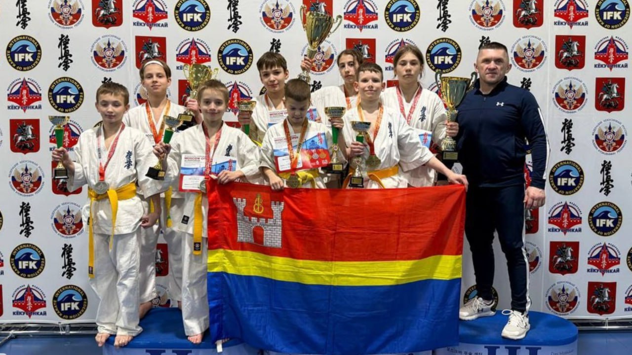 Калининградские спортсмены завоевали семь наград на международном турнире по киокусинкай Moscow Open В соревнованиях в Москве участвовали больше 900 бойцов из 17 стран и 30 регионов России Золотые медали выиграли София Комарницкая Михаил Мешалкин Роман Рысевец и Андрей Лопачев Серебряными призёрами стали Мирослав Доронин Максим Юденко и Артемий Карпенко Калининградскую область представляли спортсмены из клубов Варяг Патриот и Медведь Источник региональное правительство