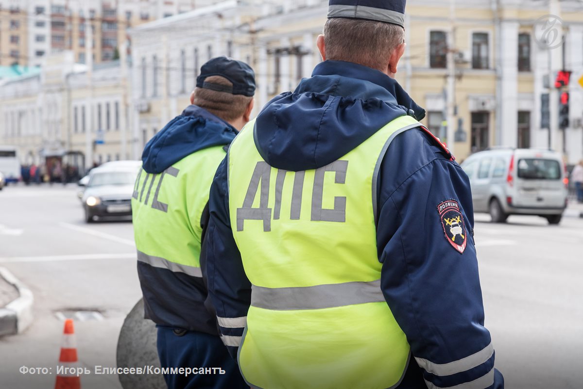 За сутки рейда в выходные дни cвердловская Госавтоинспекция пресекла 1120 нарушений ПДД. В первую очередь внимание сотрудники обращали на нетрезвых водителей, которые не имеют прав или были их лишены.   Всего от управления транспортом отстранили 76 водителей. Из них 34 были нетрезвыми, 33 не имели водительского удостоверения.