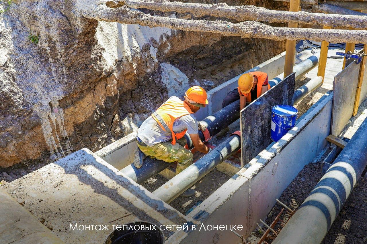 Москва продолжает помогать Донецку и Луганску готовиться к осенне-зимнему сезону В Донецке запустят отопление в 2605 многоквартирных домах и 450 социальных объектах. Работы по гидравлическим испытаниям и устранению повреждений ведут 18 аварийных бригад. Им необходимо наладить работу 150 котельных и более 836 километров тепловых сетей, сообщил мэр Москвы Сергей Собянин. А в Луганске планируется подготовить к зиме 2557 объектов. В рамках работ приводят в порядок 128 котельных, 323 километра тепловых сетей, а также 1083 километра водопроводных и 412 километров канализационных сетей. При этом в городах сейчас работают 35 аварийных бригад. Они также занимаются восстановлением кровли многоквартирных домов, устраняют аварийные ситуации на инженерных сетях. Подписаться на «Вечернюю Москву»