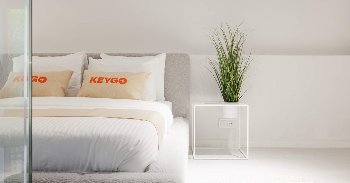 В Москве запустился новый сервис краткосрочной аренды жилья Keygo  Keygo может быть знаком тем, кто снимал жилье в Ереване — именно там он изначально появился в 2023 году. Его создали выходцы из Яндекса Геворг Бегларян и Дмитрий Сигов, которые развивали сервисы компании на международных рынках.  О запуске в Москве пишут «Ведомости». «Современные апартаменты в сердце Еревана и Москвы», — так теперь выглядит слоган на сайте Keygo.  Схема работы простая: у владельцев недвижимости стартап берет под управление жилье с гарантированной доходностью, которое соответствует критериям по расположению и состоянию, а затем предлагает его пользователяям на своих ресурсах. Все процессы автоматизированы: заезд и выезд из апартаментов происходит без участия собственников.  В Армении под управлением Keygo находится более 150 апартаментов. В Москве на старте пока только 30. В 2026 году компания планирует запуститься и в других городах-миллионниках. Airbnb ведь ушел, а ниша по-прежнему свободна.  Интересно, что раньше создатели заявляли, что не планируют выходить на российский рынок.