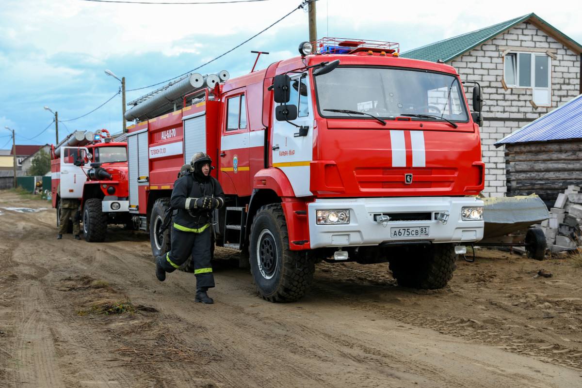ГУ МЧС России по НАО: «Большая часть пожаров приходится на жилой сектор» В ведомстве рассказали о статистике пожаров на территории региона. По данным пресс-службы ГУ МЧС России по НАО, с начала года в регионе произошло 42 пожара. В результате три человека пострадали, трое погибли. За тот же период прошлого года был зарегистрирован 31 пожар. — Большая часть пожаров по-прежнему приходится на жилой сектор. Чаще всего к подобным происшествиям приводит неосторожное обращение с огнём, нарушение правил устройства и эксплуатации электрооборудования и печного отопления, — сообщили в МЧС. В ведомстве напоминают основные правила пожарной безопасности: — Следите за состоянием электропроводки; — Не перегружайте электросеть; — Не курите дома; — Не оставляйте детей без присмотра. — Уважаемые жители округа, не становитесь участниками этой печальной статистики. Помните: ваша безопасность — ваша ответственность! — добавили в ведомстве. Фото: Екатерина Эстер/НАО24