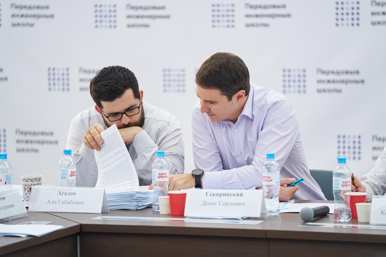 Почти 500 млн рублей получат проекты, направленные на популяризацию научной деятельности Минобрнауки России подвело итоги двух конкурсов грантов, направленных на популяризацию научной деятельности. Поддержку получат 22 проекта организаторов научно-популярных мероприятий и 38 проектов авторов научно-популярного контента. Оба конкурса проводятся в рамках Десятилетия науки и технологий, объявленного Президентом Российской Федерации. «Мы видим, что благодаря Десятилетию науки и технологий интерес к науке в стране растет. При этом популяризация науки — это не модный тренд, а стратегическая задача, от которой напрямую зависит развитие нашего интеллектуального потенциала и конкурентоспособности», — отметил замглавы Минобрнауки России Денис Секиринский. Всего на конкурс грантов для популяризаторов науки было подано 124 заявки. Проекты, успешно прошедшие первый этап отбора, оценивали более 30 независимых экспертов. Среди них — ученые, популяризаторы науки, главные редакторы СМИ и журналисты, широко освещающие научную тематику, представители органов государственной власти, компаний, вузов, научно-исследовательских институтов. В топ проектов, которые по итогам отборов набрали максимальное количество баллов, вошли: научно-просветительский проект «Дело техники»; научно-популярный фестиваль «Новый маршрут»; Открытые недели науки стран БРИКС «BRICS science week 0+» ; Открытые недели науки российских городов «Open science week 0+» ; «Фестиваль биотехнологических профессий: Наука рядом с тобой»; «Все ответы в науке»; «Добыча с умом: экологические инновации в горнодобывающей отрасли»; «Формула эволюции». Организаторы научно-популярных мероприятий получат на реализацию своих идей суммарно 411,7 млн рублей, а авторы научно-популярного контента — 80,7 млн рублей. Мероприятия реализуются в рамках федерального проекта «Популяризация науки и технологий».