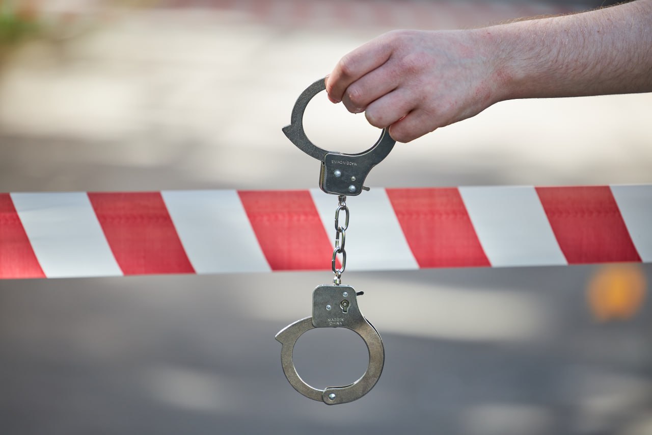 В Мелитополе задержали 41-летнего местного жителя за хранение наркотиков Как сообщили в ГУ МВД России по Запорожской области, ранее судимый мужчина при виде полицейских выбросил полимерный пакет с метадоном. Как выяснилось, задержанный приобрел наркотик «метадон» через популярный мессенджер, воспользовавшись так называемой закладкой. Возбуждено уголовное дело за незаконное приобретение и хранение мелитопольцем наркотиков в крупном размере. За данное преступление предусмотрено наказание от 3 до 10 лет лишения свободы со штрафом до 500 тысяч рублей.