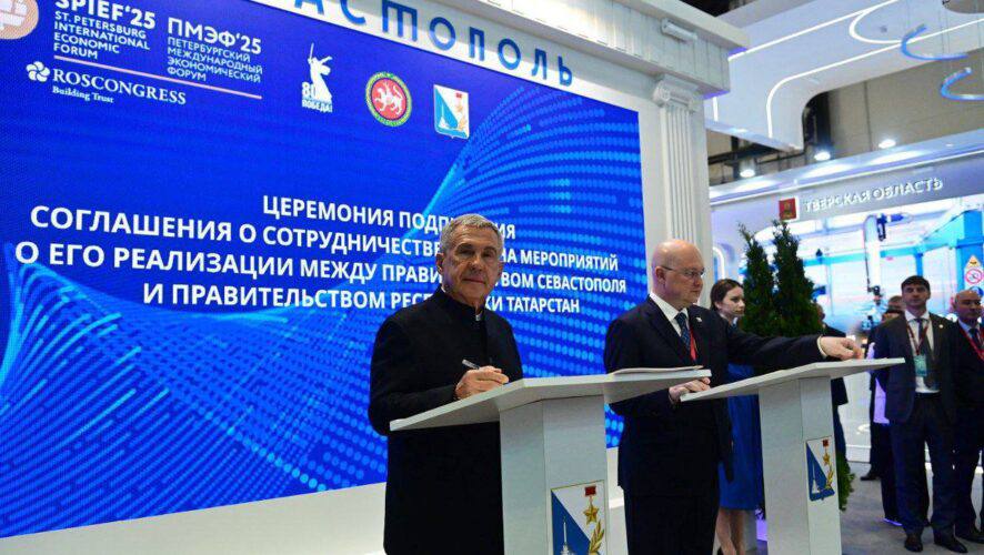 Минниханов провёл встречу с губернатором Севастополя Развожаевым на площадке ПМЭФ Раис Татарстана Рустам Минниханов провёл встречу с губернатором Севастополя Михаилом Развожаевым. Ранее встреча глав регионов состоялась на площадке KazanForum, теперь — на полях Петербургского международного экономического форума. Развожаев рассказал, что сегодня стороны подписали соглашение, содержащее конкретный план мероприятий на 3 года и охватывающий практически все направления деятельности: «Будем обмениваться успешными практиками, которые принесут практическую пользу как для севастопольцев, так и для жителей Республики Татарстан», – подчеркнул губернатор Севастополя. KazanFirst в бот