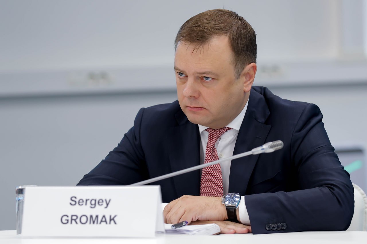 АвтоВАЗ пока не видит чтобы снижение ставки ЦБ с 21 до 18 улучшило ситуацию Об этом сообщил вице президент по внешним связям и GR АвтоВАЗа Сергей Громак Не так давно произошло незначительное снижение ключевой ставки Пока это на рынок не повлияло надо смотреть более долгосрочную перспективу Ситуация слишком волатильная сложно сейчас давать прогнозы сказал он АвтоВАЗ уже несколько месяцев скрывает результаты своих продаж Зато этими цифрами регулярно делится Автостат Так реализация легковых Lada в январе июле упала на 24 4 до 183 7 тысячи штук