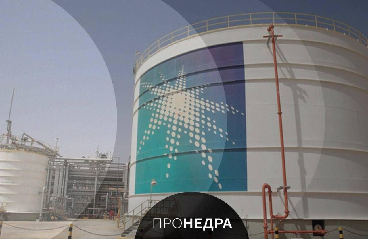 Saudi Aramco разместила облигации на фоне низких цен на нефть Саудовская нефтяная компания Saudi Aramco впервые в этом году вышла на рынок долговых обязательств и разместила международные облигации на сумму 4 млрд долларов Выпуск состоялся на фоне снижения цен на нефть до 60 65 долларов за баррель Общий спрос на бумаги Saudi Aramco превысил 21 млрд долларов Высокий интерес инвесторов позволил компании снизить доходность по сравнению с первоначальными параметрами   Пронедра Подписывайся