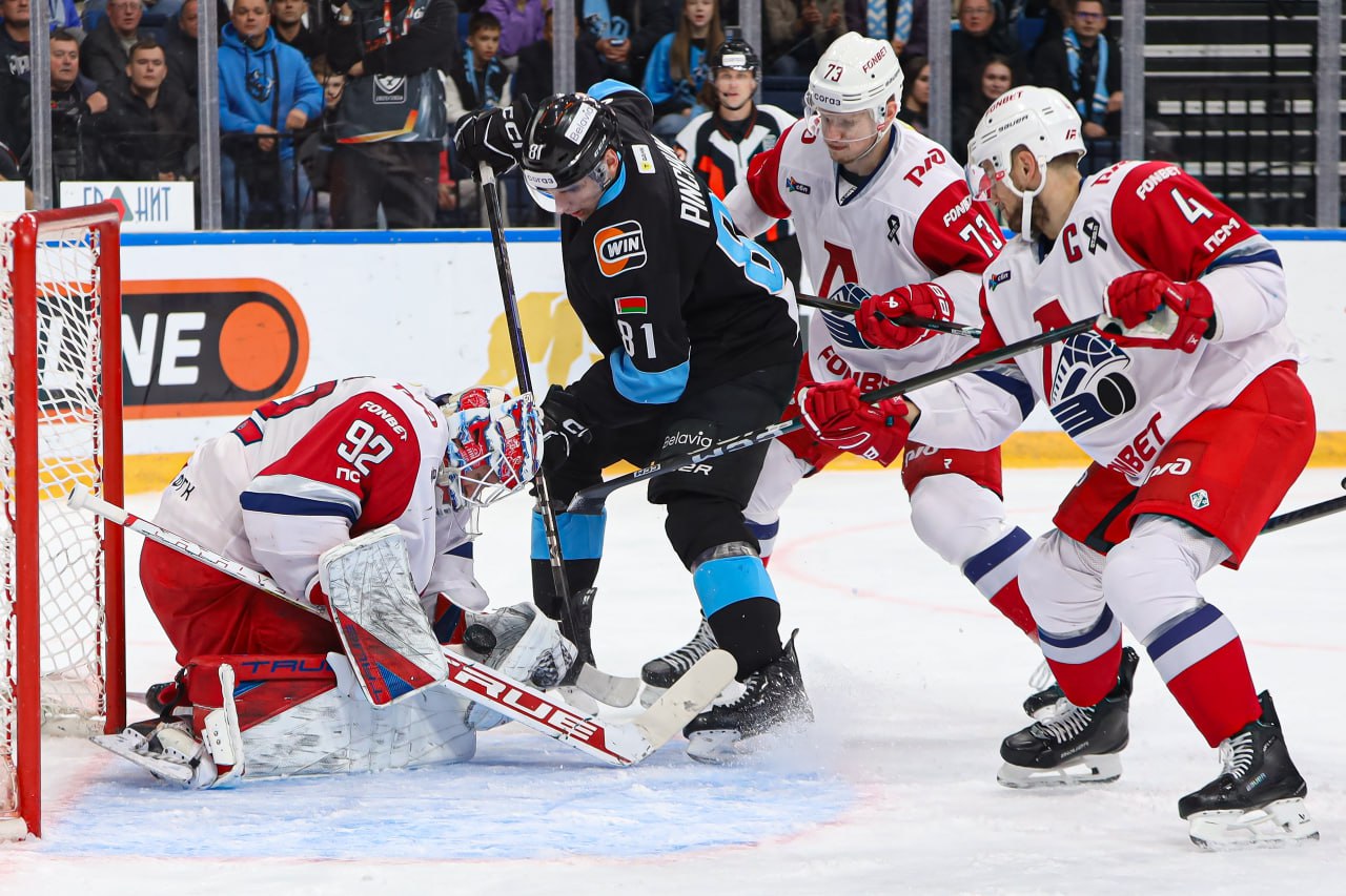 Первый матч для Динамо после международной паузы и сразу с прямым конкурентом Зубры уже обыгрывали Локомотив в этом сезоне 29 сентября дома по буллитам 3 2 Исход сегодняшней встречи очень важен ведь команды соседи по турнирной таблице Преимущество на стороне зубров которые провели на четыре матча меньше чем идущие на втором месте железнодорожники и первом Северсталь Отставание составляет один и два балла соответственно Начнем болеть за Динамо сегодня в 19 00 hockeyby
