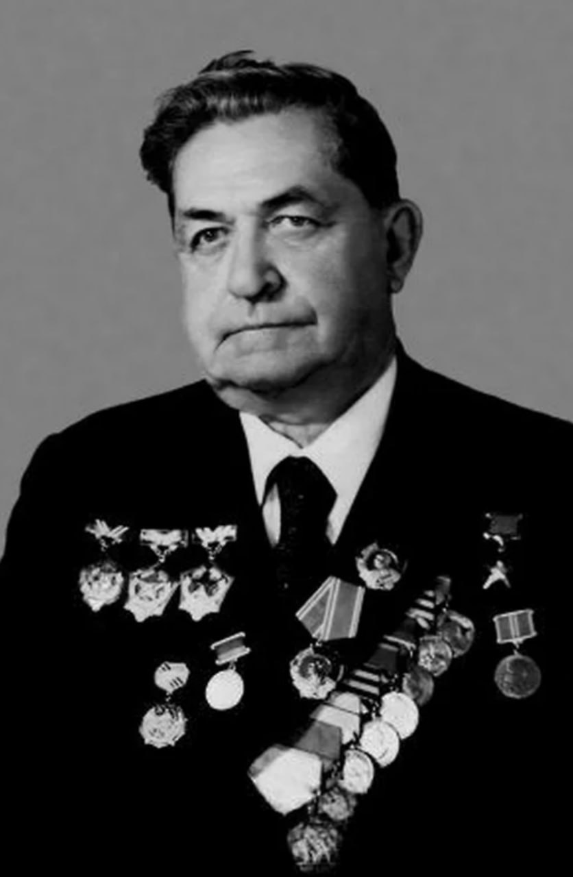 Ровно 90 лет назад забойщик шахты Центральная Ирмино в Донбассе Алексей Стаханов за 5 часов 45 минут своей ночной смены добыл 102 тонны угля вместо положенных 7 Он превысил норму почти в 15 раз и положил начало всесоюзному движению названному стахановским его участники движимые рабочим энтузиазмом стремились во что бы то ни стало делать на работе больше чем им полагалось желательно в несколько раз иногда рискуя здоровьем и даже жизнью Под конец советской власти слова стахановец и ударник в обиходе приобрели откровенно саркастический оттенок а теперь идея стахановского труда идет вразрез с нормами регулирующими отношения работника с работодателем И все же трудовые подвиги 1930 х впечатляют Администрация города Стаханова Подписывайтесь на Ъ Оставляйте бусты