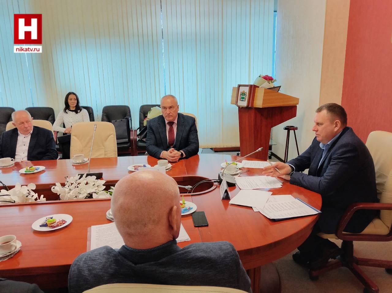 Центр адаптивных видов спорта могут построить в Калуге Об этом говорили на итоговом заседании регионального отделения паралимпийского комитета России Так предварительно определён участок где будет располагаться центр рассматриваются проекты здания У Калуги есть все основания претендовать на федеральное финансирование этого строительства отметил председатель калужского отделения паралимпийского комитета Геннадий Новосельцев В нашем регионе спортом занимаются множество людей с ограниченными возможностями порядка 17 тысяч некоторые успешно выступают на соревнованиях самого высокого уровня В последние годы в паралимпийское движение вливаются участники спецоперации Они успешно выступили на кубках защитников Отечества которые проходили в Калуге и в Туле Нужно усиливать работу по вовлечению в спорт ветеранов СВО подчеркнул Геннадий Новосельцев В региональном министерстве спорта работают над тем чтобы сделать спортивные объекты доступными для людей с ограниченными возможностями по плану закончить должны уже в 2026 году Кроме того планируется закупка экипировки для спортсменов паралимпийцев Подписывайся на наш канал в Максе