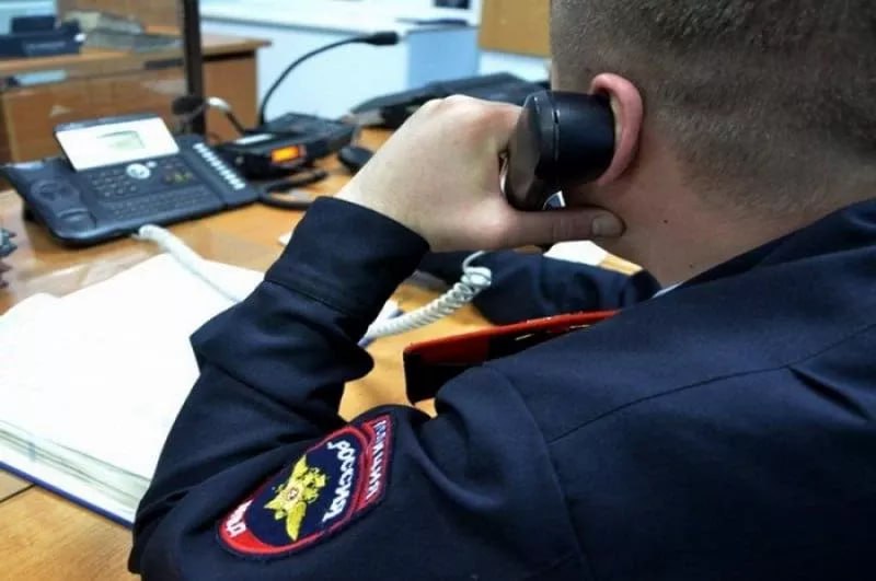 Жительница Трёхгорного потеряла 130 тысяч рублей из-за мошенников Злоумышленники убедили пожилую женщину, что мошенники оформили на её имя доверенность и могут получить доступ к деньгам. Под предлогом «спасения» сбережений они выманили у женщины 130 тысяч рублей. Сначала неизвестный, представившийся сотрудником энергокомпании, позвонил через мессенджер и предложил «бесплатную услугу» передачи данных со счётчика. Для подключения он попросил код из СМС, который пенсионерка ему сообщила. Затем женщине сказали, что её аккаунт на Госуслугах взломали и оформили доверенность на постороннего человека. ПОДРОБНЕЕ URALPRESS.RU