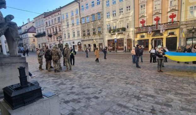 Во Львове сегодня утром ТЦК устроили рейд под стенами горсовета перед заседанием, сообщают местные паблики.  Однако депутатов они не трогали, а остановили только начальника управления образования Андрея Закалюка.  Паблики считают, что у него есть отсрочка.  Сайт "Страна"   X/Twitter   Прислать новость/фото/видео   Реклама на канале   Помощь