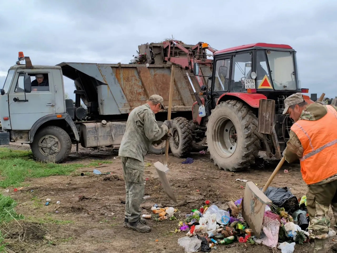 В Прохладном ликвидировали стихийную свалку В городском округе Прохладный устранена стихийная свалка образовавшаяся на территории нового кладбища Поводом для реагирования стали обращения жителей зафиксированные Центром управления регионом в социальных сетях Горожане сообщали о значительном скоплении мусора вблизи мест захоронений Информация оперативно была передана в Муниципальный центр управления г о Прохладный после чего был организован выезд специалистов на проблемный участок На месте проведена комплексная уборка территории с привлечением спецтехники В ходе работ вывезено более 6 кубометров мусора Дополнительно был перенесен ранее установленный мусорный контейнер его разместили на новой площадке вдали от мест захоронений Подробнее здесь Подписывайтесь на РИА КБР в MAX