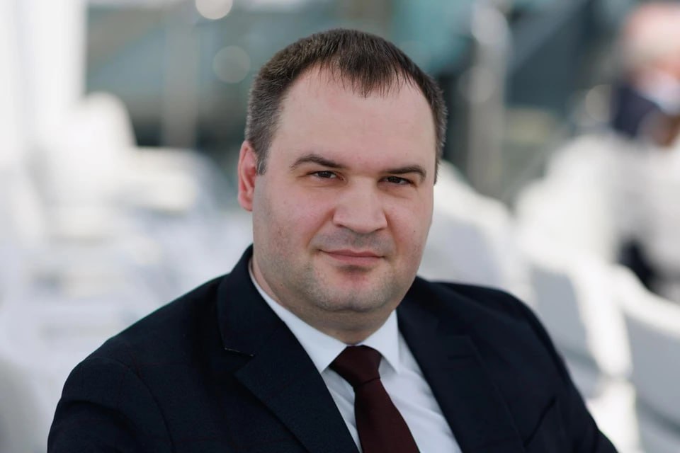 Забирал у сотрудников начисленные премии: проректора по экономике и финансам Красноярского государственного медицинского университета Михаила Кулешко заподозрили в мошенничестве с выплатами По версии Следственного комитета еще в 2022 году мужчина вступил в преступный сговор с проректором по учебной, воспитательной работе и молодежной политике. На протяжении двух лет его коллега начисляла премии подчиненным и обеспечивала сбор документов, после чего он утверждал выплаты. Полученные деньги сотрудники вуза, введенные в заблуждение, передавали Кулешко и второму проректору. Подозреваемые утверждали, что средства пойдут на нужды учебного заведения. Подробнее — на сайте. : сайт КрасГМУ