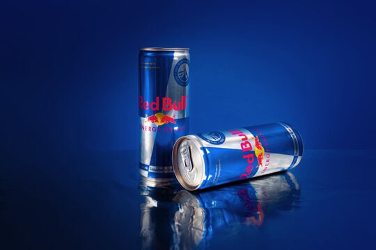 Суд в Намангане запретил продажу контрафактного Red Bull и взыскал с предпринимателя компенсацию Экономический суд Наманганской области рассмотрел дело по иску австрийской компании Red Bull GmbH о нарушении прав на товарный знак Суд признал предпринимателя занимавшегося продажей контрафактных напитков Red Bull ответственным за нарушение интеллектуальных прав По решению суда нарушителю запрещено выпускать в обращение на территории Узбекистана продукцию идентичную или сходную до степени смешения с товарным знаком Red Bull Контрафактные напитки упаковка и рекламные материалы подлежат уничтожению в течение десяти дней Кроме того с предпринимателя взысканы компенсация в размере 4 120 000 сумов государственная пошлина в размере 4 944 000 сумов почтовые расходы 41 200 сумов и судебные издержки 103 000 сумов Telegram Facebook Instagram LinkedIn