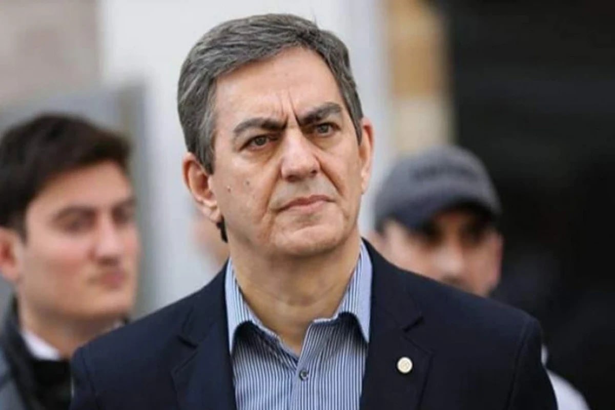 Али Керимли обвиняется в попытке захвата власти Согласно полученной информации задержанному Государственной службой безопасности председателю Партии народного фронта Азербайджана Али Керимли предъявлено обвинение по статье 278 1 УК АР в действиях направленных на насильственный захват власти и насильственное изменение конституционного строя По данным АПА обвинение было выдвинуто после проведения соответствующих оперативно следственных мероприятий vesti az