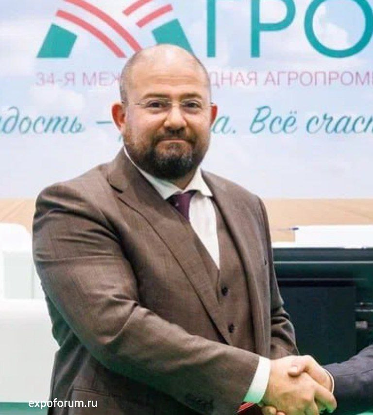 Замдиректора Экспофорум Интернешнл Александра Горохова задержали за контракты почти на 33 млн рублей Его подозревают в завышенной цене на рекламу Следствие считает Горохов от лица компании заключил договоры с тремя ИП Речь шла об изготовлении монтаже и демонтаже информационно рекламных материалов Реального предпринимательского интереса для заказчика СК в них не видит Зато видит завышенную цену и предоплату что на рынке не принято Возбуждено уголовное дело об отмывании денег приобретенных другими преступным путем в особо крупном размере Экспофорум Интернэшнл проводит в КВЦ Экспофорум салоны конгрессы и форумы по заказу петербургских бюджетных учреждений fontankaspb