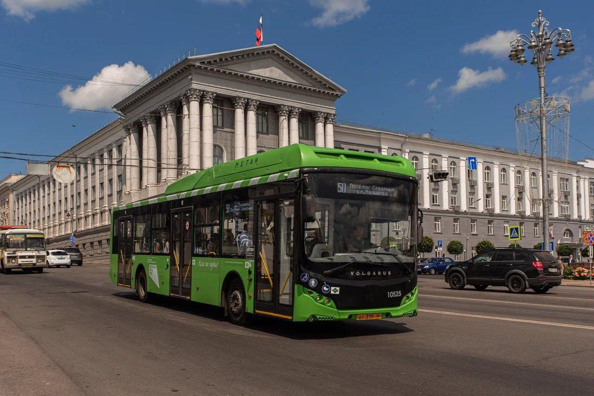 В Курске переименованы остановки общественного транспорта В соответствии с постановлением администрации города изменения коснулись Автобусной сети Посёлок Берёзовая роща на улице 50 лет Октября теперь называется Садовое общество Курск Следующая остановка после бывшей Берёзовой рощи Линецкая улица Техникум на улице Пучковка переименован в Техникум технологий и сервиса Дом ребёнка на улице Пучковка стал Центром Аистёнок Троллейбусное депо на Кавказской улице теперь известно как Автоэлектропарк Новое кладбище переименовано в Новое северное кладбище Поповка стала микрорайоном Поповка Кинотеатр Сказка на проспекте Энтузиастов теперь называется проспект Энтузиастов Трамвайной сети Остановка Ул Бойцов 9 й Дивизии на Верхней луговой улице теперь называется Областная ветеринарная лаборатория Железнодорожные мосты переименованы в Вокзальную улицу Молодёжная улица стала называться 1 й Молодёжный проезд Также добавлены новые остановки ул Евгения Клевцова в обе стороны ТК Рынок на Дериглазова ул Домостроителей ул Осенняя на ул Дубровинского