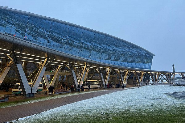 Перебои на электросетях не повлияли на работу аэровокзала Южно Сахалинска Аэропорт Южно Сахалинска на фоне перебоев с электроснабжением части районов региона принимает воздушные суда по расписанию Здание терминала запитали от генератора Об этом сообщает ТАСС со ссылкой на данные аэровокзала Наш комплекс принимает пассажиров и воздушные суда согласно расписанию полетов В связи с перебоями на электросетях Южно Сахалинска в авиагавани запустили дизельный генератор От него запитали здание терминала Табло стойки регистрации и информации досмотровое оборудование в работе говорится в сообщении Ранее глава региона Валерий Лимаренко проинформировал что утром на юге региона произошло аварийное отключение электроэнергии в ряде районов Установлено что объекты генерации работают исправно проводился осмотр объектов электросетевого хозяйства aviaru net n289202