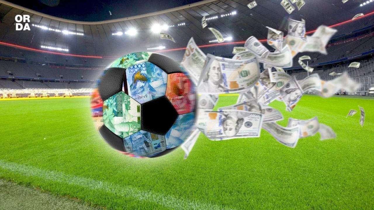 Ещё три футбольных клуба передадут олигархам до конца года Генсек Казахстанской федерации футбола Давид Лория на заседании правительства сообщил о том как продвигается приватизация футбольных клубов страны В конце октября напомним ФК Кайсар официально передали в частную собственность Новым владельцем стал глава компании TAU Group LTD Имангали Козбаков Акимат Кызылорды выделил земельный участок под строительство футбольной академии Объём инвестиций составит 12 миллиардов тенге сообщил Лория До 15 ноября планируют завершить передачу прав собственности инвесторам ФК Кызыл Жар и Женис Для Жениса акимат столицы выделил участок под строительство современной футбольной академии Юридические процедуры связанные с передачей клуба инвестору должны завершить до 15 ноября Общий объём инвестиций в академию составляет порядка 16 млрд тенге добавил генсек КФФ До конца ноября должны завершить и приватизацию ФК Шахтёр Караганда Передавать клубы олигархам начали недавно Они заинтересовались футболом после слов Токаева Он отмечал что клубы надо отдавать в частные руки t me orda kz