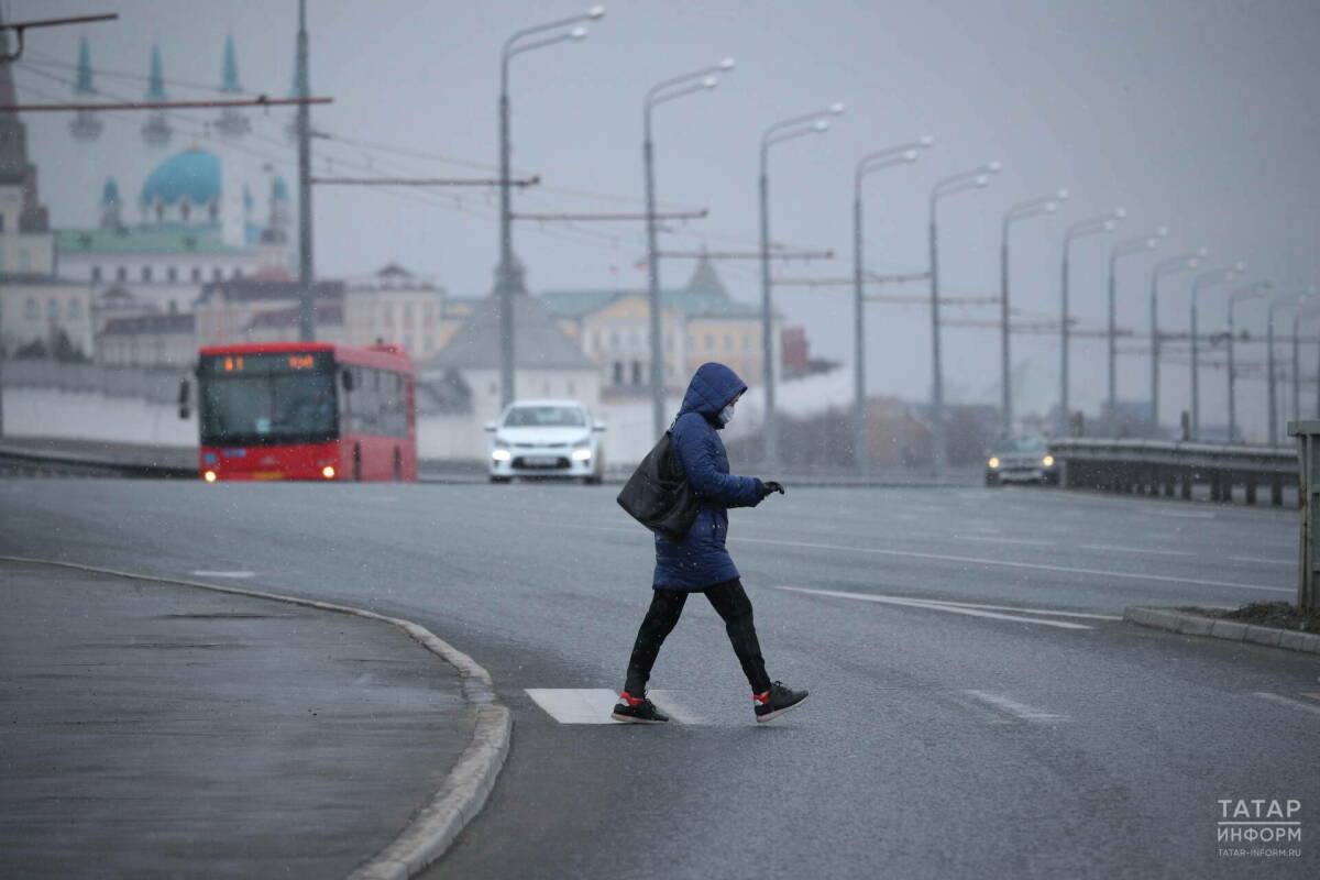 Очень крепкий ветер, гололед и туман ожидаются в Татарстане  Завтра, 9 марта, в Татарстане прогнозируется существенное ухудшение погодных условий. Об этом информирует Гидрометцентр РТ.  Утром и днем местами на территории республики будет дуть сильный ветер от 15 до 18 м/с  в Казани – до 15 м/с . По шкале Бофорта ветер силой от13,9 до 17,1 м/с называется крепким, а от 17,2 до 20,7 м/с – очень крепким. Кроме того, как в темное, так и в светлое время суток кое-где по региону опустится туман.  В утренние часы вероятно образование гололеда. При этом как ночью, так и днем на дорогах республики, включая ее столицу, образуется сильная гололедица. Ночью местами по Татарстану  но не в Казани  вероятен небольшой снег. Температура воздуха в ночные часы составит от 4 до 9 градусов ниже нуля.