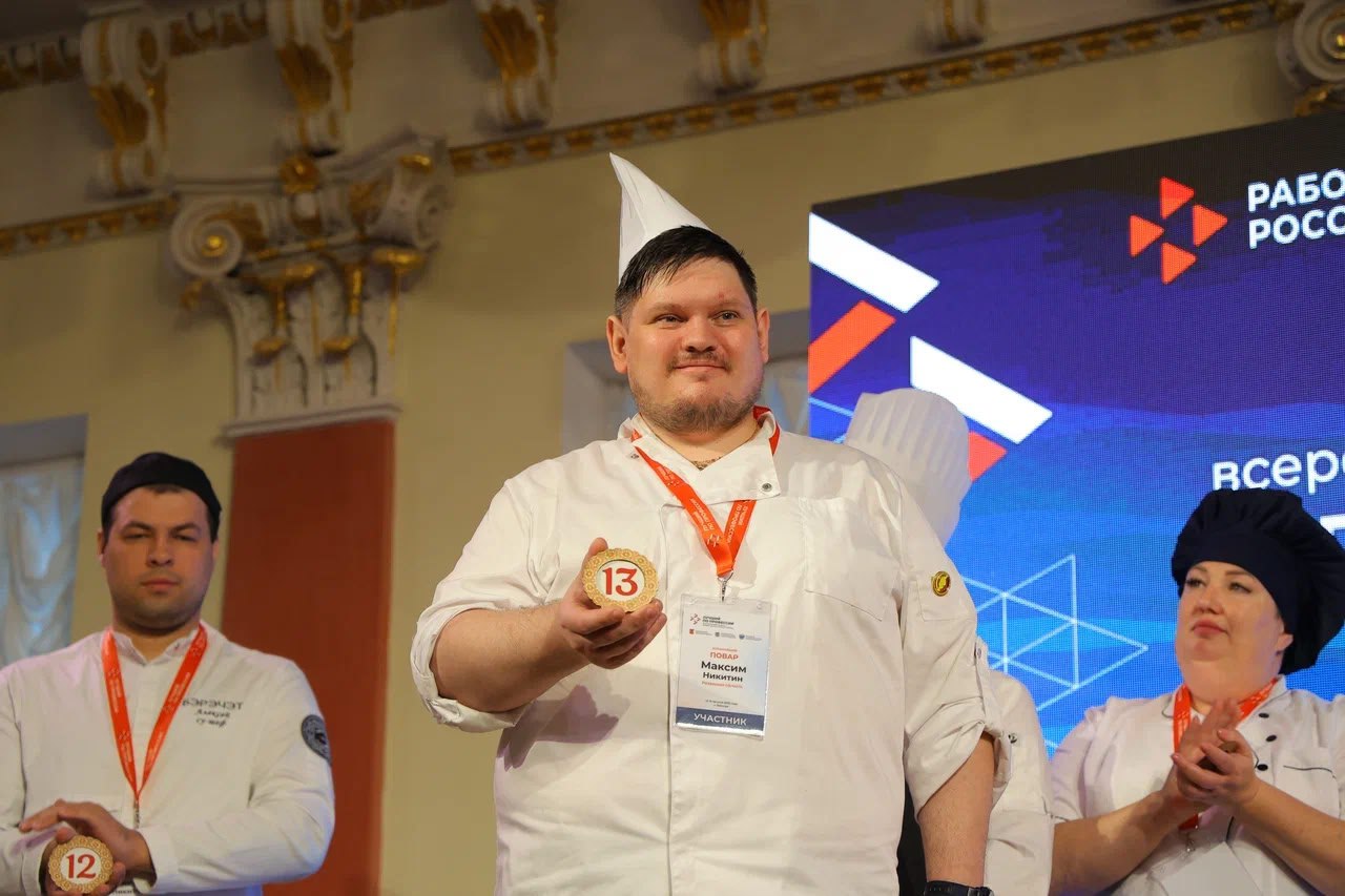 В областной столице стартовал федеральный этап конкурса «Лучший по профессии»   Вологодчина впервые выбрана площадкой для проведения заключительного этапа всероссийских соревнований по кулинарному мастерству. Ежегодно конкурс «Лучший по профессии» организовывает Минтруд России, а с этого года он стал частью нацпроекта «Кадры», который был инициирован Президентом России Владимиром Путиным.  «Побороться за звание лучшего повара страны приехали 15 победителей региональных этапов из разных субъектов России: от Архангельской и Воронежской областей до Чувашии и Луганской Народной Республики. Вологодчину представляет шеф-повар из Череповца Константин Балдышев, показавший свое мастерство во время отбора. Пожелаем всем участникам удачи, честной борьбы и рвения к победе. Лучшие получат денежные призы и возможность продолжить свой профессиональный путь на ведущих предприятиях страны», – рассказал губернатор Георгий Филимонов.  Испытания начались сегодня и будут идти 2 дня.  Участникам предстоит продемонстрировать не только мастерство владения техниками приготовления блюд, но и способность мыслить креативно и инновационно.  По итогам состязаний участники, набравшие наибольшее количество баллов, получат денежные вознаграждения: за первое место – один миллион рублей, за второе место – 500 тысяч рублей, за третье место – 300 тысяч рублей.   Палисад Media   Подписывайтесь