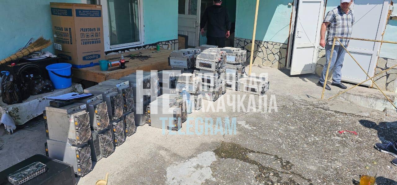 В селе Унцукуль в частном доме выявили 95 установок для майнинга криптовалюты. Специалисты «Дагэнерго» оформили акт о бездоговорном потреблении электроэнергии на сумму 702 000 кВт·ч — стоимость в рублях уточняется. С 1 января 2025 по 15 марта 2031 года в десяти регионах России, включая Дагестан, действует официальный запрет на майнинг криптовалюты. Прислать новость Подписаться!