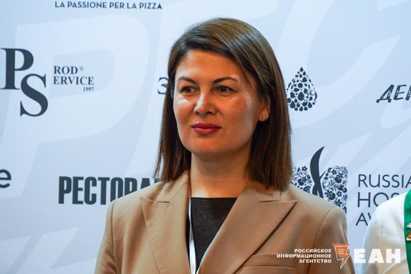 Уходит в отставку главная по туризму в Свердловской области Эльмира Туканова возглавлявшая департамент по развитию туризма Свердловской области покидает свой пост с 1 ноября Официальная причина собственное желание но отставка происходит на фоне череды скандалов За время ее руководства департамент туризма оказался втянут в судебные тяжбы с предпринимателями по поводу возврата субсидий а сама Туканова фигурировала в деле связанном с обысками в ведомстве и арестом гражданской жены Ирины бывшего вице губернатора Олега Чемезова EanNews