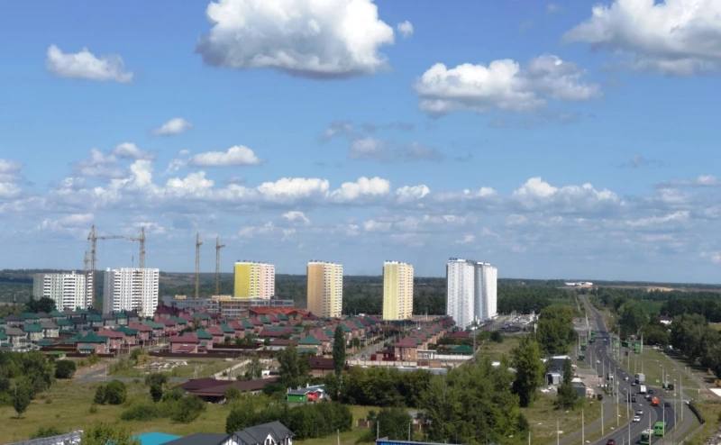 Сумма выданных курянам жилищных сертификатов превысила 56 млрд руб. В Курской области продолжается реализация мер социальной поддержки для граждан, вынужденных покинуть свои дома в приграничных районах. За все время курянам выдано почти 9,3 тыс. сертификатов. на общую сумму свыше 56 млрд руб., из которых 33 были предоставлены на прошлой неделе. На полученные средства жилье приобрели порядка 4,2 тыс. семей, 244 из них также сделали это за последнюю неделю.
