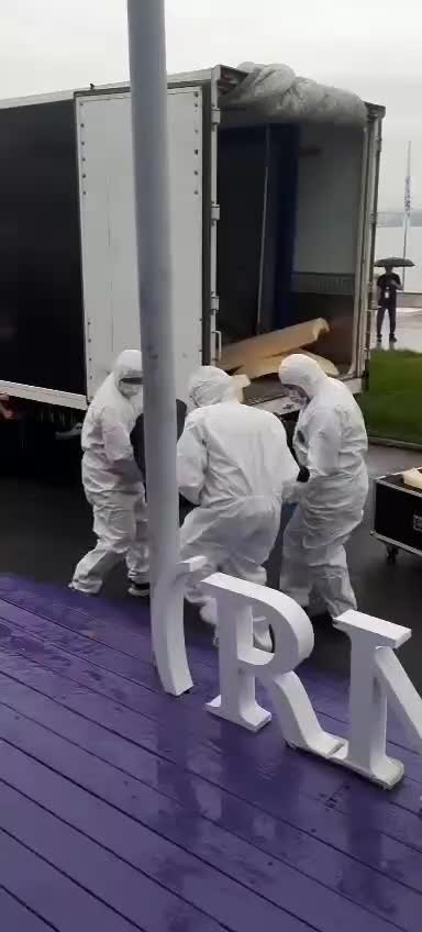 Саркофаг с останками древнего мамонтенка Яны доставлен во Владивосток