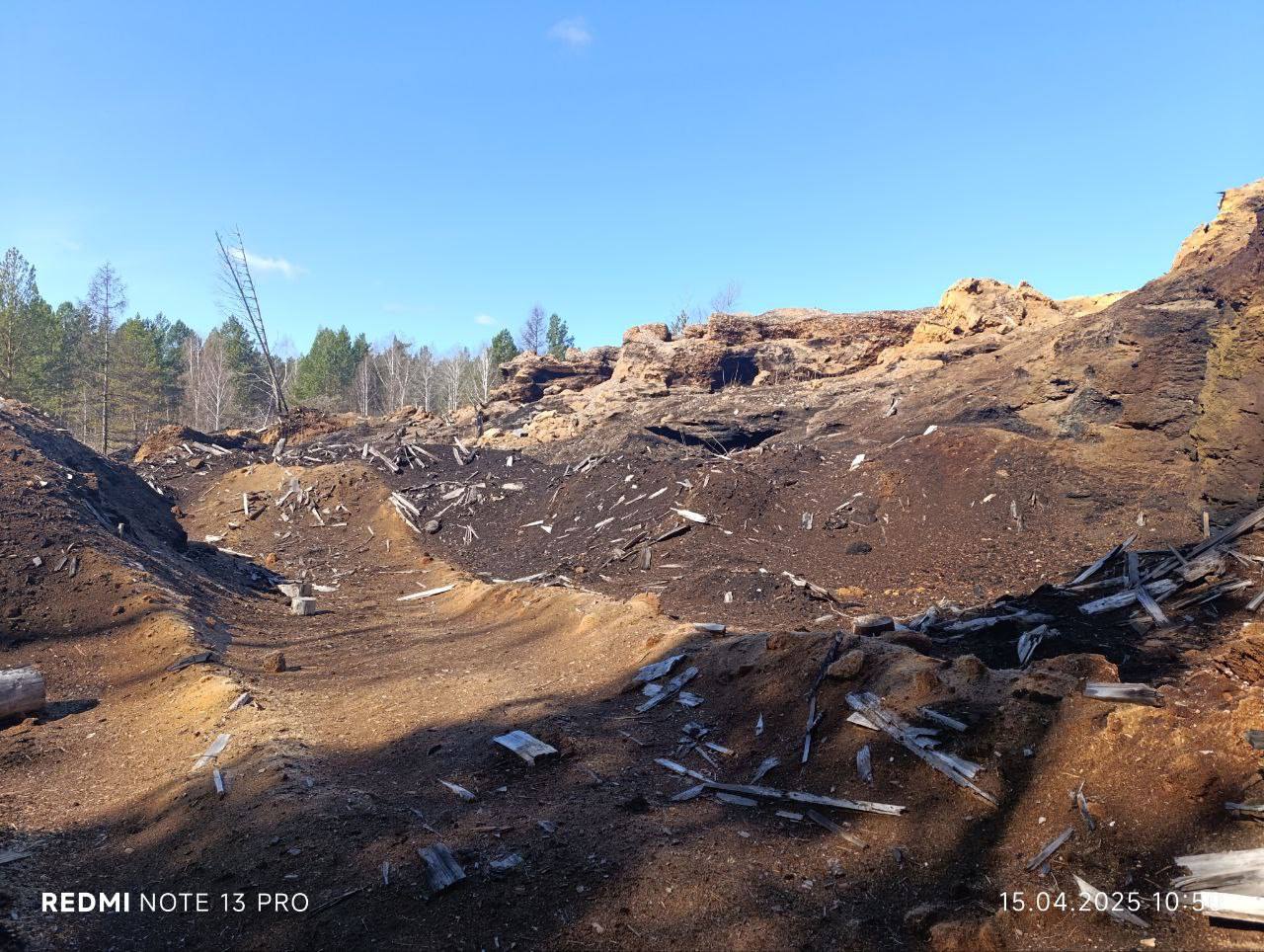 В Енисейском районе Красноярского края прокуратура выявила масштабное загрязнение почвы древесными отходами компании Енисей Лянму ОГРН 1062454012158 зарегистрирована в посёлке Абалаково Руководитель компании Жапова Эржена Владельцем компании является гражданин Китая Лу Бао Ему же принадлежит ещё три лесозаготовительные и перерабатывающие компании в Красноярском крае Вместо утилизации стружки и опилок предприятие годами сваливало их прямо на землю сначала на арендованном участке а когда места не осталось за его пределами В результате более 26 тысяч квадратных метров превратились в токсичный полигон пробы показали превышение вредных веществ в три раза а ущерб почвам оценили в 134 миллиона рублей По материалам проверки возбуждено уголовное дело по части 1 статьи 254 УК РФ порча земли Прокуратура также намерена проверить бездействие муниципалитета как собственника участка Предприятие сейчас не работает площадка заброшена Красноярский край уже давно страдает от безответственной лесопереработки С 2010 года регион выдал сотни лицензий китайским и местным компаниям которые вырубают тайгу оставляя после себя горы отходов В 2019 году только в Енисейском и соседних районах зафиксировали свыше 200 несанкционированных свалок древесных остатков Опилки и кора разлагаясь выделяют фенолы и смолы отравляющие грунтовые воды и убивающие растительность на десятилетия Пока Росприроднадзор штрафует лесозаготовителей на символические суммы почва в тайге продолжает превращаться в мертвую зону где ничего не растет а вода несет яд в Енисей 134 миллиона рублей ущерба это не просто цифра это цена безнаказанности которую платит вся экосистема Сибири красноярск babr24