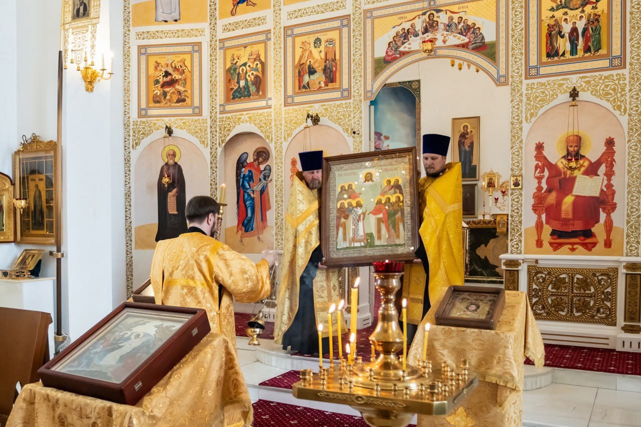 В кафедральном соборе Златоуста освятили икону новомучеников – небесных покровителей города Секретарь Златоустовской епархии протоиерей Андрей Фоменко освятил икону собора святых новомучеников – небесных покровителей города Златоуста. Образ написан мастерами из Сергиева-Посада Московской области на пожертвования прихожан Серафимовского кафедрального собора. Его разместят в верхнем храме собора, где он ежедневно доступен для поклонения с 10 до 17 часов. На иконе изображены десять святых. Новомученики собора Челябинской митрополии: сщмч. Петр Полянский, Крутицкий, митр., сщмч. Александр Миропольский, сщмч. Василий Носов, сщмч. Павел Соколов, сщмч. Петр Беляев, сщмч. Петр Смородинцев, мц. Параскева Кочнева. Новомученики Златоустовской епархии: прпмч. Иоасаф Боев , сщмч. Александр Махетов, сщмч. Алексий Канцеров. С подробным житием святых можно ознакомиться на сайте Златоустовской епархии в разделе «Новомученики».