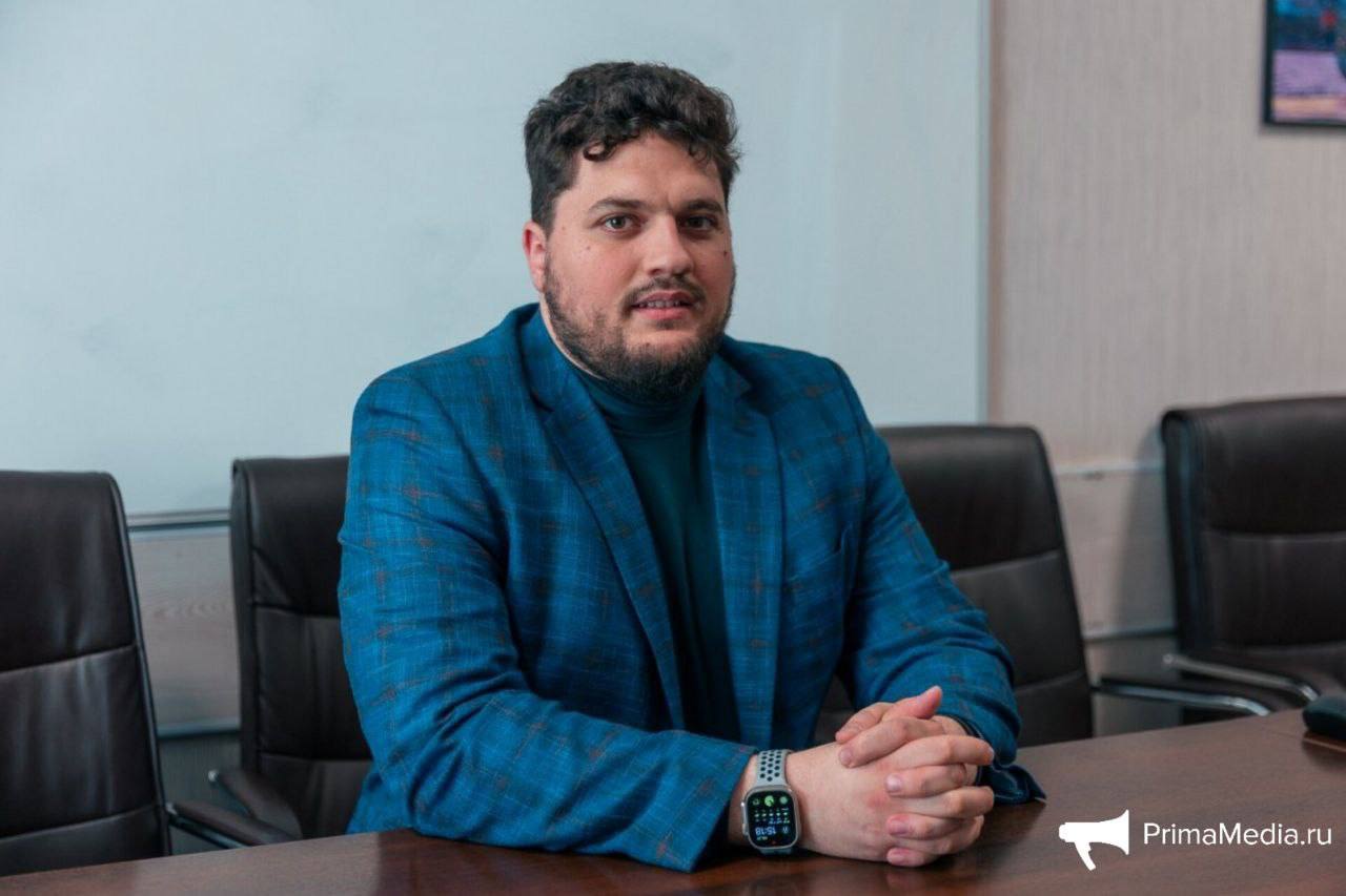 Из администрации Владивостока незаметно и в разгар ЕГЭ ушел начальник управления по работе с муниципальными учреждениями образования Максим Кильчевский Главный по школам и детсадам города покинул свой пост по собственному желанию. "Максим Кильчевский уволился по собственному желанию в связи с переходом на новое место работы", — сообщили в мэрии. Как стало известно, чиновник забрал свою трудовую книжку 30 мая. Сейчас его обязанности исполняет Ирина Вербицкая. Отметим, что Максим Кильчевский пробыл в своей должности три года. Одним из главных направлений своей работы в мэрии обозначал "образование во Владивостоке должно быть практикориентированным". Создавал технологические классы и ратовал за раннюю специализацию учащихся. В команду главы города он вступил в сентябре 2021. Ранее был одним из самых молодых и активных школьных директоров Владивостока – руководил школой №14. Участник и победитель многих профессиональных конкурсов, полуфиналист федерального конкурса "Учитель будущего". PrimaMedia Прислать новость