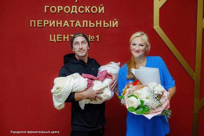 Двойняшек в разные месяцы родила мама в Петербурге Одну девочку в сентябре другую в октябре Екатерина многодетная мать и воспитывает девять детей Одни из родов тоже принесли ей двойняшек Теперь старшая Николь появилась на свет 30 сентября в 23 25 Младшая Нелли родилась уже 1 октября в 0 55 Несколько дней мама с малышами провела в послеродовом отделении а после долгожданная встреча с большой семьей fontankaspb