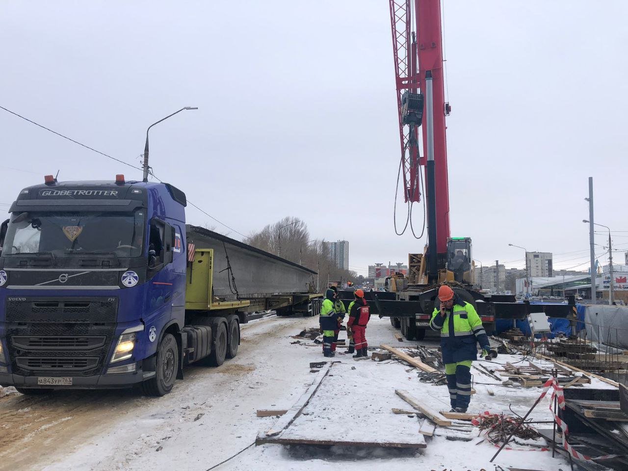 На «минаевском» мосту монтируют ещё четыре новые балки  Длина каждой монолитной конструкции – 33 метра, а вес – больше 61 тонны. Ночью их доставили с завода-изготовителя в Тольятти  Работы по установке в проектное положение в разгаре – балки размещают в средней части моста, они станут основой для трамвайной части сооружения. Монтаж выполняется с помощью двух кранов повышенной грузоподъёмности. На месте процесс контролируют инженеры «РОСДОРНИИ» и специалисты МБУ «Стройзаказчик»  Всего в средней и правой части «минаевского» моста смонтирована 21 новая балка  В частности, под основание трамвайных путей установлено 8 балок. На площадку уже доставили элементы рельсошпальной решётки, её монтаж подрядчики начнут с улицы Минаева