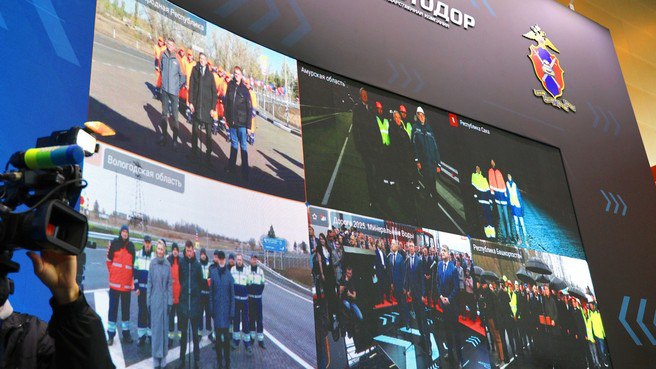 На сети российских автодорог новые открытия Ряд важных участков на федеральных и региональных трассах в шести регионах России торжественно открыли в ходе отраслевой выставки Дорога 2025 Церемония прошла в режиме телемоста с участием вице премьера Марата Хуснуллина Три из шести дорожных объектов рассмотрела Главгосэкспертиза России В частности после реконструкции дан старт движению на участке трассы Р 504 Колыма Якутск Магадан в Республике Саха Якутия с 1121 го по 1142 й км В Вологодской области запустили капитально отремонтированный участок с 138 го по 139 й км трассы А 114 Вологда Тихвин автомобильная дорога Р 21 Кола В Республике Дагестан открыли два участка Р 217 Кавказ их расширили в рамках развития международного транспортного коридора Север Юг Все объекты которые открыли сегодня это очередной важный шаг в повышении качества жизни наших граждан Новые дороги сокращают время в пути связывают города и регионы повышают безопасность дорожного движения Благодарю всех причастных к этому замечательному событию отметил в ходе церемонии Марат Хуснуллин Команда Главгосэкспертизы также гордится участием в огромной работе команд завершенных проектов Поздравляем всех коллег с очередным запуском Правительство России Подписывайтесь на канал Главгосэкспертизы России в MAX
