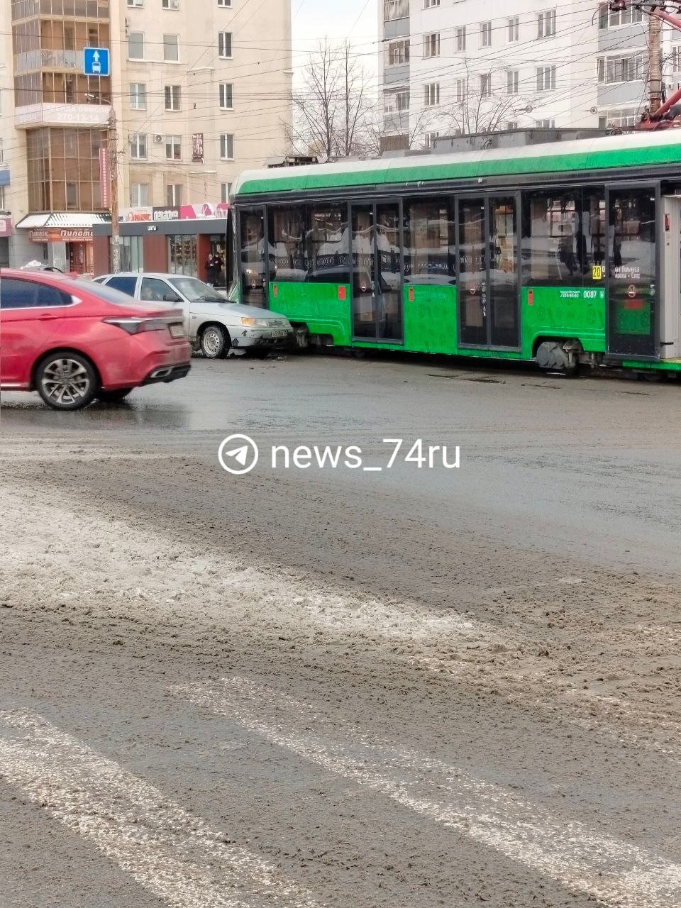 На Кирова сформировалась трамвайная пробка в сторону автовокзала  Около Театра Кукол в вагон врезалась «двенадцатая», поэтому временно общественный транспорт пустили по  Российской.