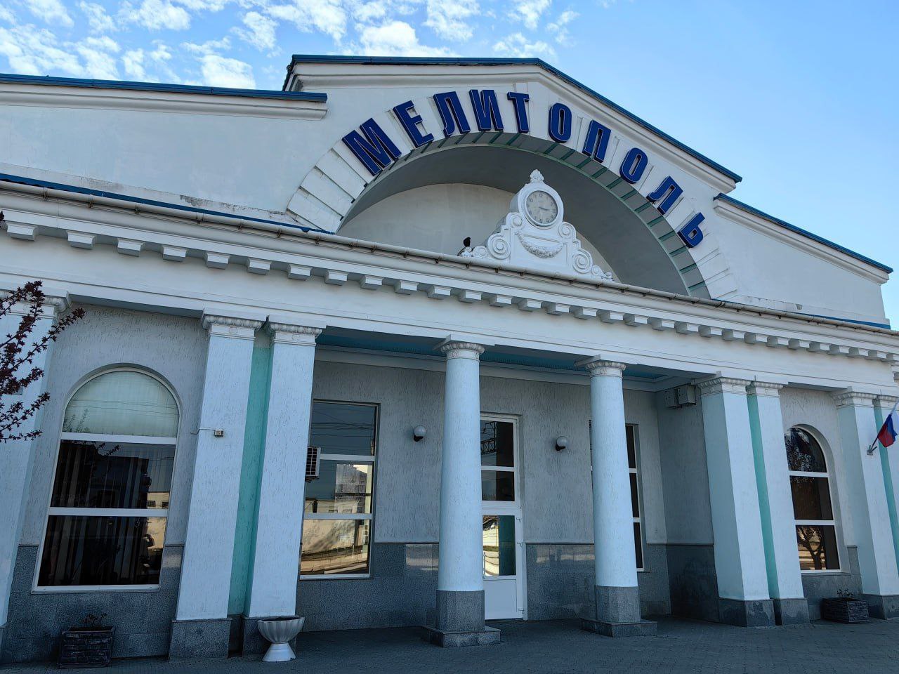На вокзале Мелитополя открыли продажу билетов на поезда дальнего следования по всей России и некоторые зарубежные направления, сообщили в Росжелдоре. "На вокзале Мелитополя открыли продажу билетов на поезда дальнего следования по всей России. В пункте продажи можно купить билеты на поезда которые курсируют между полуостровом Крым и материковой частью России. Кроме этого, доступны билеты на поезда дальнего следования в Казахстан, Белоруссию и Киргизию" - говорится в сообщении. Пункт продажи электронных билетов на станции Мелитополь работает с 14 апреля текущего года.