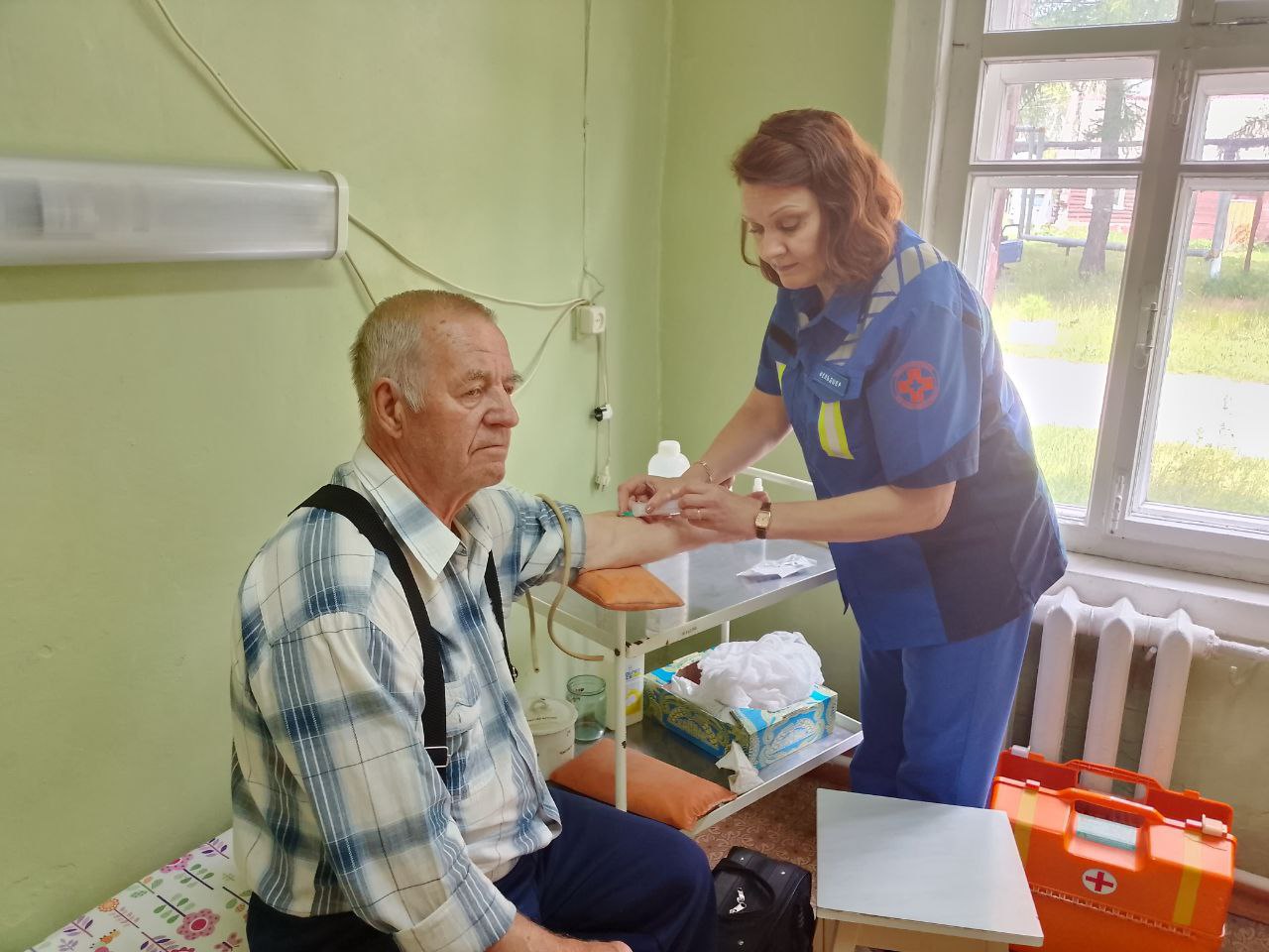  Еще 20 медиков переехали работать в отдаленные округа Нижегородской области благодаря программам «Земский доктор» и «Земский фельдшер» Специалисты заключили договоры о трудоустройстве в местные лечебные учреждения на 5 лет. В качестве поддержки врачи получили единовременные выплаты в размере от 1 млн до 1,5 млн рублей, а медики со средним образованием – единовременные выплаты в размере от 500 до 750 тыс. рублей. Всего с начала текущего года участниками программ стали уже более 30 медицинских работников. При этом финансирование, выделенное региону из федерального бюджета, позволяет принять по этим программам в государственные учреждения здравоохранения области еще не менее 70 сотрудников. Кандидаты могут подавать свои заявки через отделы кадров выбранных для трудоустройства больниц вплоть до декабря 2025 года. Минздрав НО Прислать новость