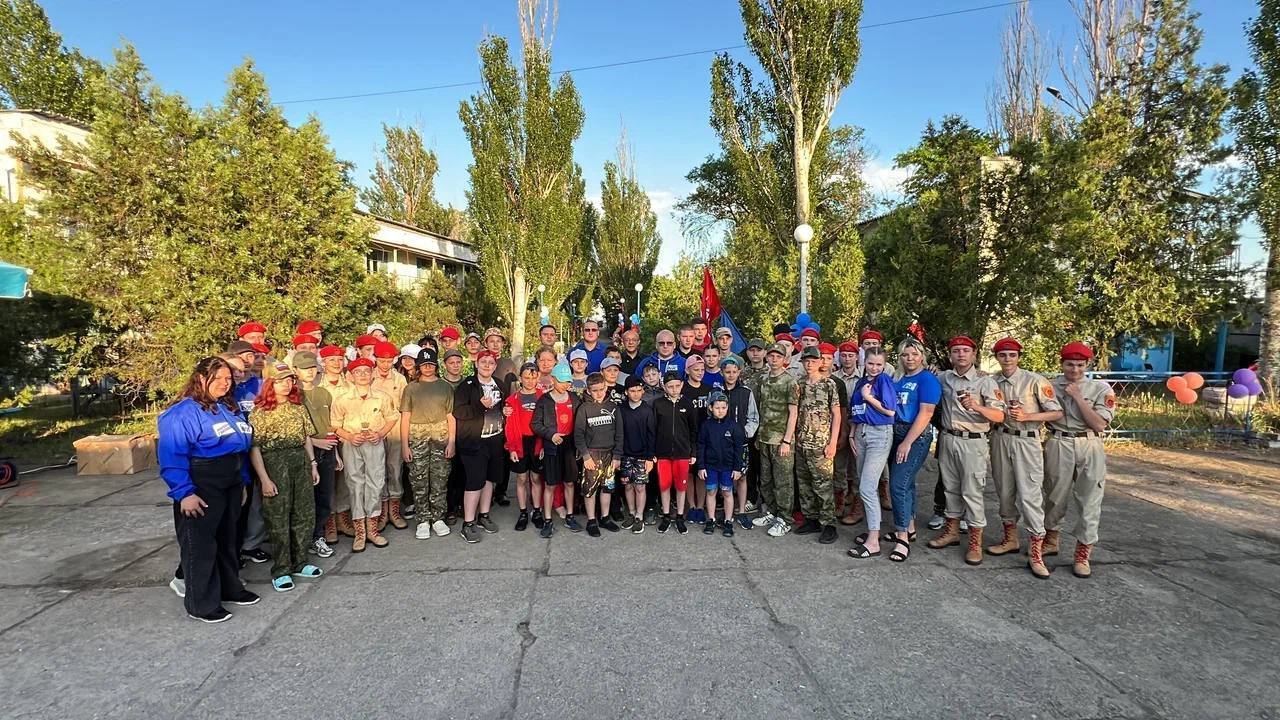 В Мариуполе в День защиты детей состоялось торжественное открытие летнего оздоровительного лагеря МГЕР «Искренность» Вот уже третий год подряд команда «Молодой Гвардии Единой России» Мариуполя организует этот лагерь на побережье Азовского моря. Здесь ежегодно проходят оздоровление школьники, юные спортсмены и дети с ограниченными возможностями здоровья. На мероприятии представили выступления артистов и конкурсы, деток ждали подарки и призы. А в завершение вечера организовали сладкий стол и дискотеку на берегу моря. «Для нас «Искренность»— это не просто лагерь. Это место силы, добра и единства. Мы создаём его с любовью, потому что понимаем, насколько важно сегодня дать детям ощущение лета, счастья и уверенности в завтрашнем дне. Здесь каждый ребёнок — в центре внимания, здесь его слышат, поддерживают и развивают. И самое главное — здесь детям по-настоящему хорошо. Мы рады, что можем делать такие добрые дела вместе с нашими единомышленниками. И этот сезон обязательно станет особенным», — сказал руководитель МГЕР Мариуполя Никита Аверкин. #МолодаяГвардия