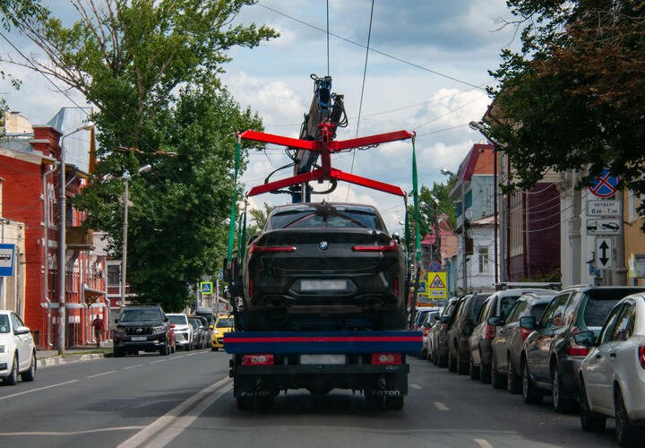 С улиц Новороссийска начали активно эвакуировать легковые машины Автомобилисты в ответ порекомендовали властям присмотреться к грузовикам   Новороссийцев предупредили, что с сегодняшнего дня их машины, неправильно припаркованные на Портовой улице, будут эвакуировать.  Это решение приняли, чтобы разгрузить дороги от постоянных пробок.  Особенно острой проблема станет с 1 марта, когда вступит в силу запрет на движение большегрузов по улице Магистральной с её аварийными мостами. Основными улицами для их движения станут Портовая и Ревельская.  Автомобилисты же в Сети решили подчеркнуть, что главная проблема пробок на Портовой - не легковушки, а отстой под запрещающими знаками большегрузов, которые делают эту улицу почти односторонней. Заместитель мэра Александр Яменсков на это ответил, что «при возможности применить грузовой эвакуатор, будут эвакуировать и их».  Подписаться